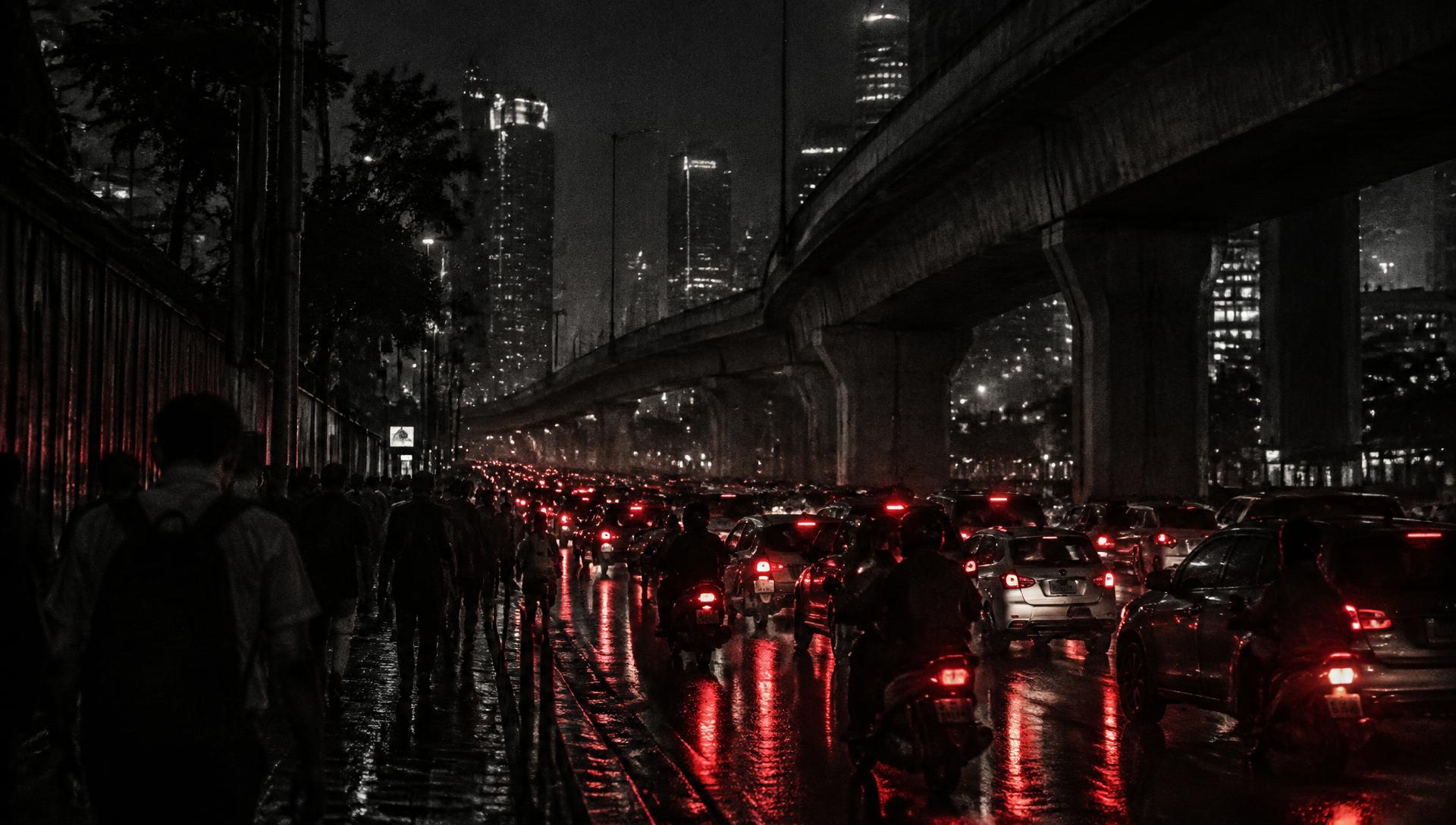 Lalu lintas malam Jakarta dengan pantulan lampu merah